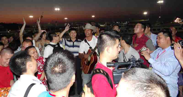 百人唱国歌（芭提雅）     