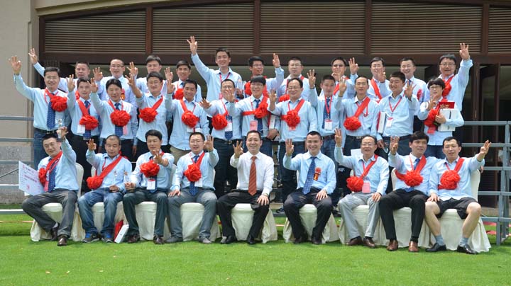 公司领导与全体获奖优秀事业伙伴合影