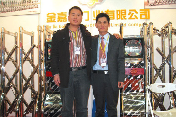 金嘉豪陈总(右)与客户合影