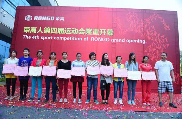 公司领导为优秀运动员们颁发奖金及证书