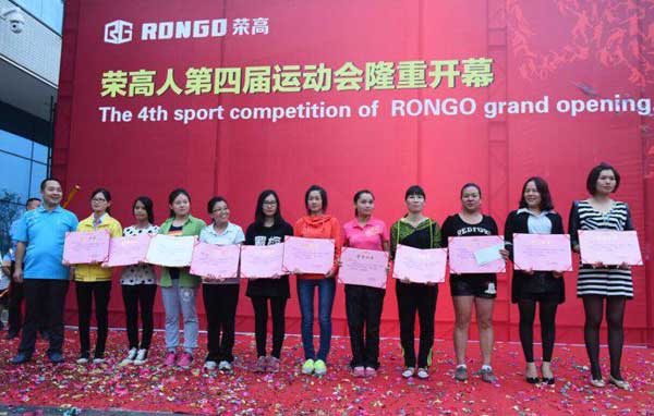 公司领导为优秀运动员们颁发奖金及证书