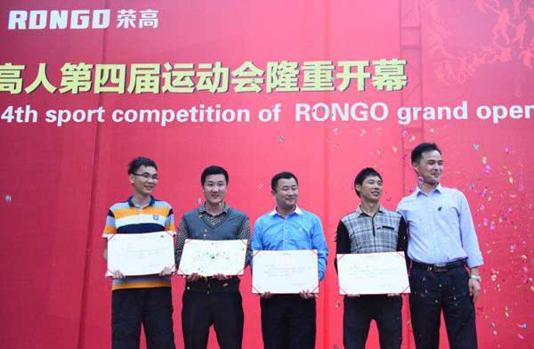 公司领导为优秀运动员们颁发奖金及证书