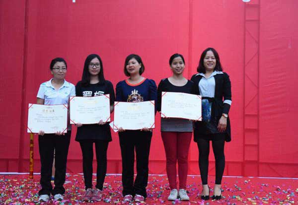 公司领导为优秀运动员们颁发奖金及证书