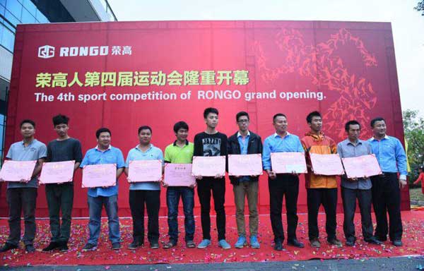 公司领导为优秀运动员们颁发奖金及证书