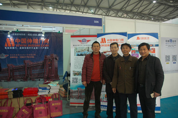 客商在中国伸缩门展位前合影留念