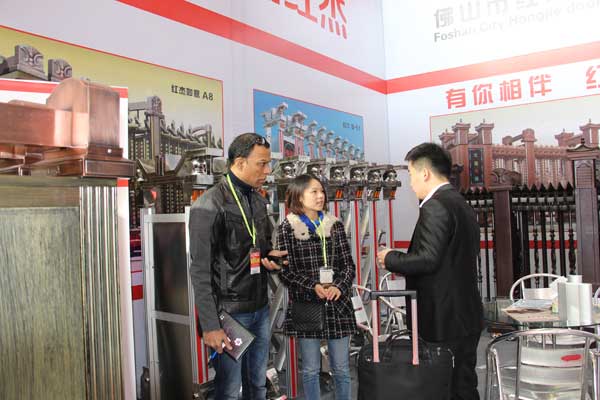 国外客户仔细咨询红杰产品