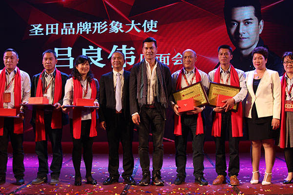 与吕良伟先生合影