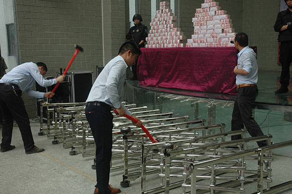 发布会现场砸烂劣质产品