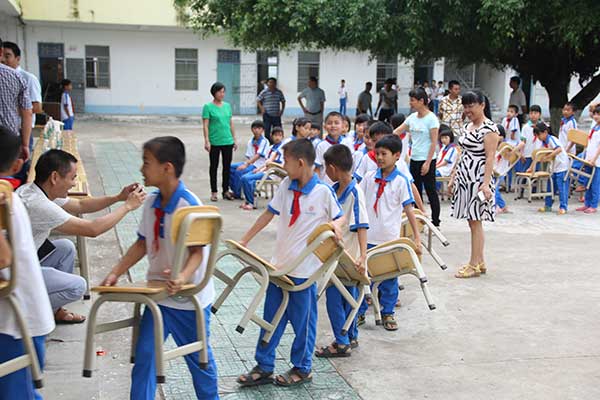 建星门业捐赠平原小学教学设施